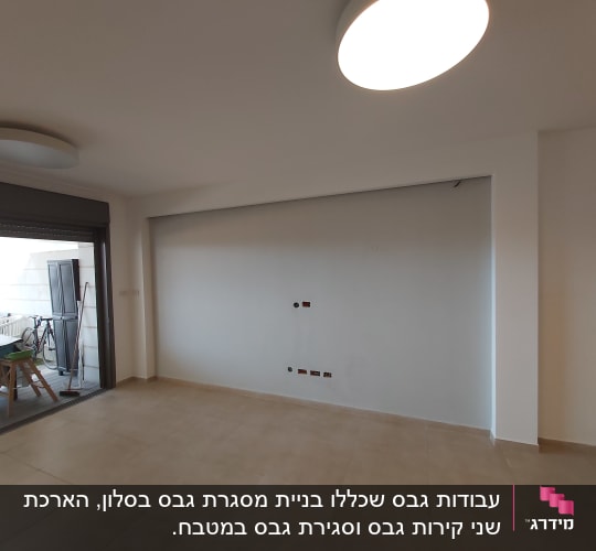 קיר גבס עם חיבורים חשמליים חשופים